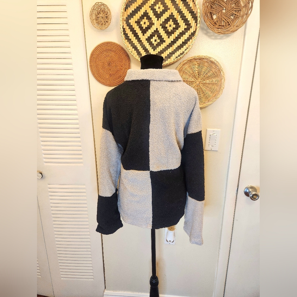 Black And Gray Colorblock Sherpa Jacket - Picture 5 of 7